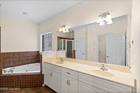 Bath - 981 Shadwell Dr, Evans, GA 30809 photo 2 of 5