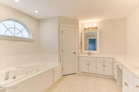Bath - 724 Avrett Cir, Evans, GA 30809 photo 4 of 5