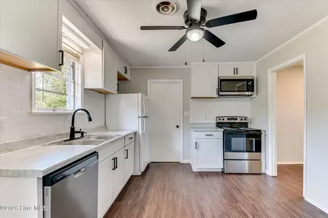 Kitchen - 1966 Neptune Dr, Augusta, GA 30906 photo 2 of 3