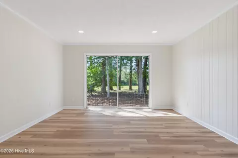 Living - 4635 Hallsboro Rd N, Clarkton, NC 28433 photo 3 of 4