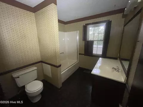 Bath - 520 Morris Rd NE, Thomson, GA 30824 photo 2 of 2