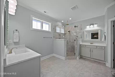 Bath - 323 Crown Pointe Dr, Hampstead, NC 28443 photo 2 of 5