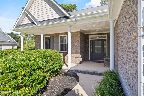 Exterior - 323 Crown Pointe Dr, Hampstead, NC 28443 photo 2 of 9