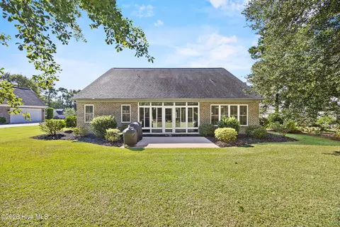 Exterior - 323 Crown Pointe Dr, Hampstead, NC 28443 photo 6 of 9