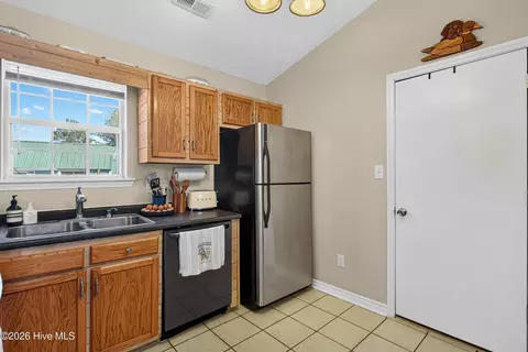 Kitchen - 317 Cinnamon Dr, Hubert, NC 28539 photo 5 of 6
