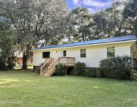 440 Village Dr, Beaufort, NC 28516