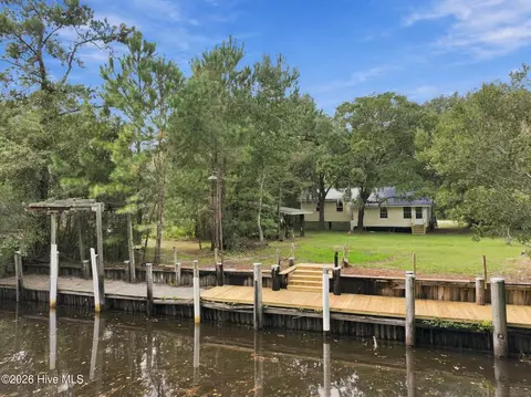 440 Village Dr, Beaufort, NC 28516