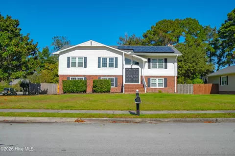2618 Northwoods Dr, Jacksonville, NC 28540