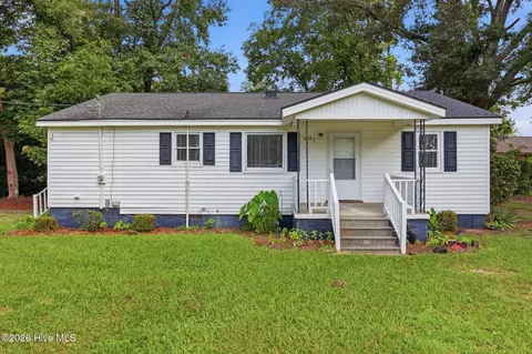 604 Calhoun St, Clinton, NC 28328