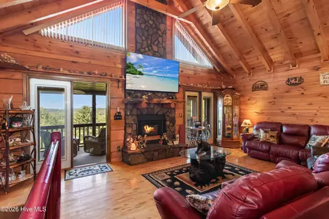 Living - 1608 Cardinal Rd, Murphy, NC 28906 photo 2 of 5