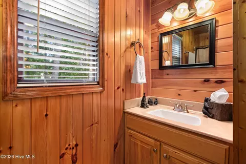 Bath - 1608 Cardinal Rd, Murphy, NC 28906 photo 2 of 4