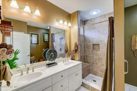 Bath - 116 Laurens Dr, Mccormick, SC 29835 photo 1 of 3