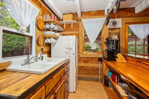 Kitchen - 151 Pinewood Dr, Murphy, NC 28906 photo 3 of 5
