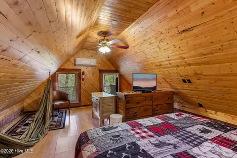 Bedroom - 151 Pinewood Dr, Murphy, NC 28906 photo 2 of 7