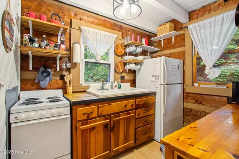 Kitchen - 151 Pinewood Dr, Murphy, NC 28906 photo 2 of 5