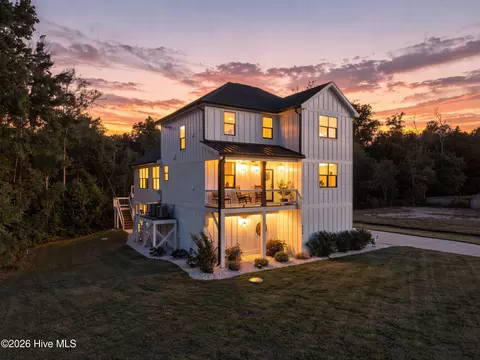 210 River Oats Ct, Holly Ridge, NC 28445