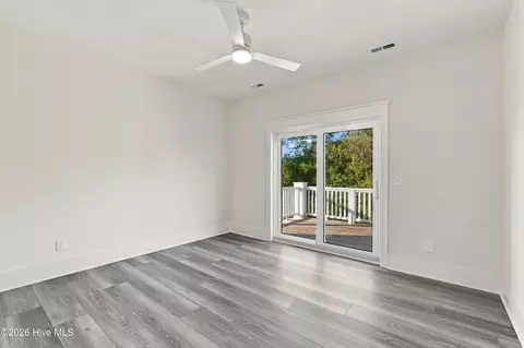 Bedroom - 52 Pier View Ct, Hampstead, NC 28443 photo 6 of 7