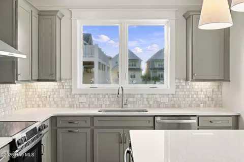 Kitchen - 52 Pier View Ct, Hampstead, NC 28443 photo 4 of 7