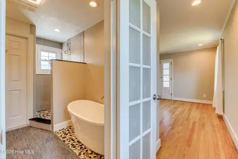 Bath - 3011 Fox Spring Rd, Augusta, GA 30909 photo 2 of 6