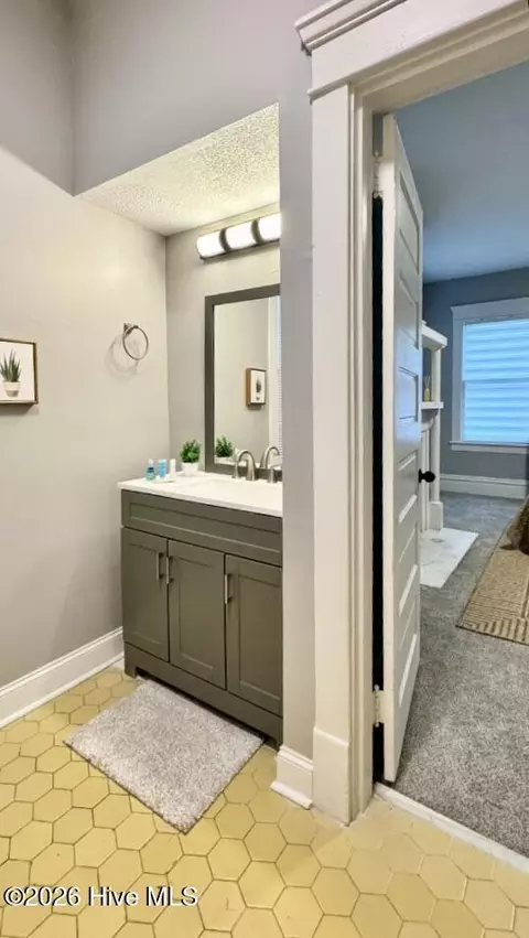 Bath - 227 Greene St, Augusta, GA 30901 photo 6 of 8
