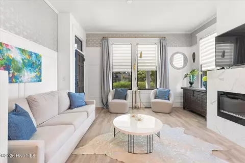 Living - 227 Greene St, Augusta, GA 30901 photo 2 of 10