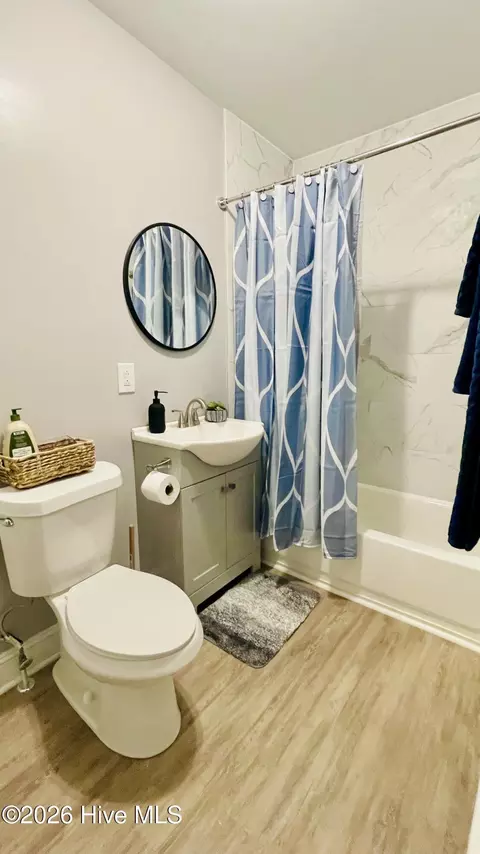 Bath - 227 Greene St, Augusta, GA 30901 photo 8 of 8