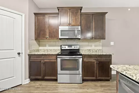 Kitchen - 402 Kinroff Dr, Hubert, NC 28539 photo 2 of 3