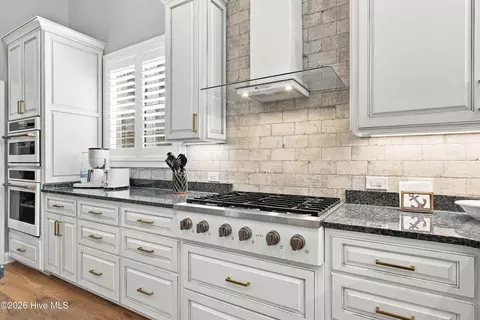 Kitchen - 4557 Moss Bnd, New Bern, NC 28562 photo 8 of 9
