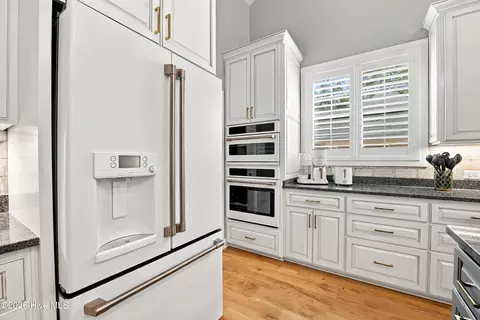 Kitchen - 4557 Moss Bnd, New Bern, NC 28562 photo 6 of 9