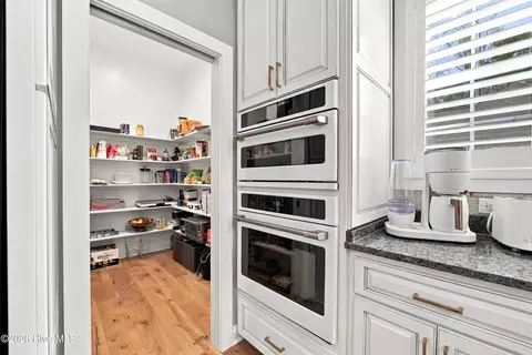 Kitchen - 4557 Moss Bnd, New Bern, NC 28562 photo 7 of 9