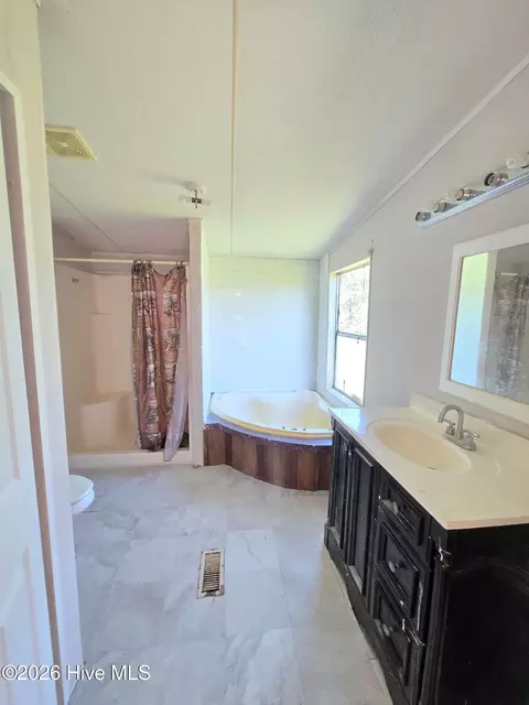 Bath - 1167 Shawnee Ln, Stapleton, GA 30823 photo 1 of 2