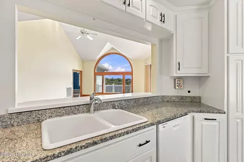 Kitchen - 5 Ballast Point Rd, Hampstead, NC 28443 photo 4 of 4