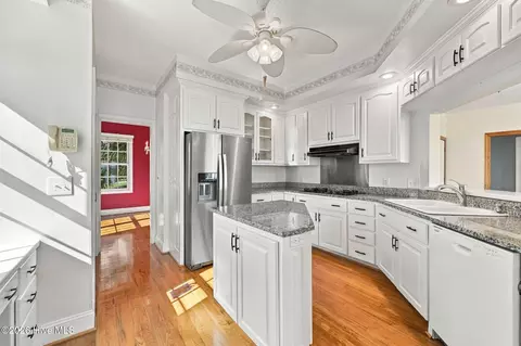 Kitchen - 5 Ballast Point Rd, Hampstead, NC 28443 photo 3 of 4