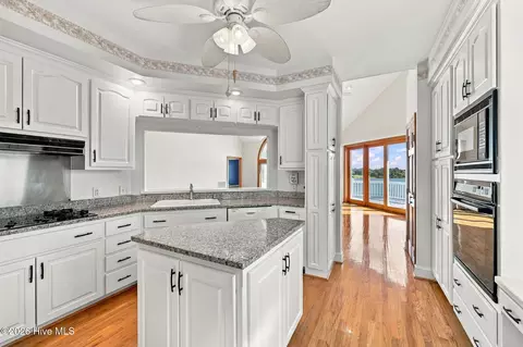Kitchen - 5 Ballast Point Rd, Hampstead, NC 28443 photo 1 of 4
