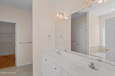 Bath - 704 Parnell Ct, Martinez, GA 30907 photo 2 of 7