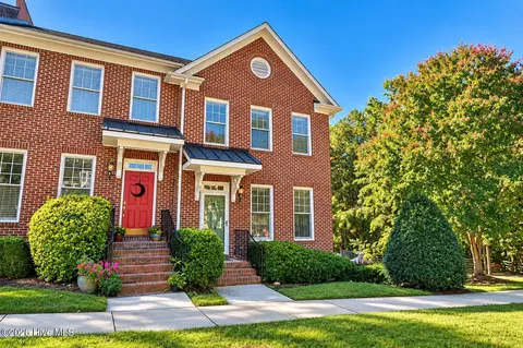 900 Edgewater Cir, Chapel Hill, NC 27516