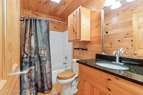 Bath - 440 Rocky Springs Ln, Murphy, NC 28906 photo 1 of 3