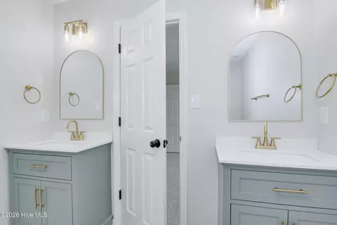 Bath - 701 Avrett Cir, Evans, GA 30809 photo 6 of 11