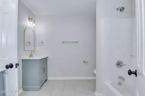 Bath - 701 Avrett Cir, Evans, GA 30809 photo 8 of 11