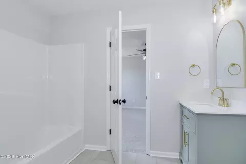 Bath - 701 Avrett Cir, Evans, GA 30809 photo 7 of 11