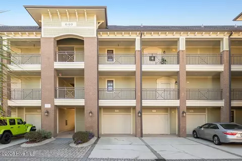 640 Village Park Dr #303, Wilmington, NC 28405