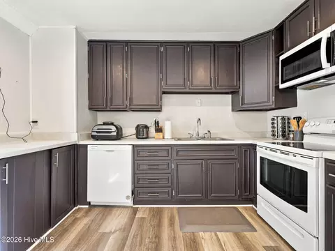 Kitchen - 111 Riegel Dr, Hubert, NC 28539 photo 3 of 6
