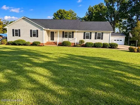414 N Wilson St, Walstonburg, NC 27888