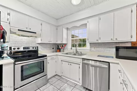 Kitchen - 309 Willowbrook Ct, New Bern, NC 28562 photo 3 of 4
