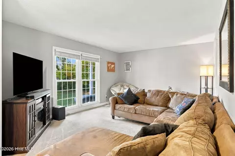 Living - 309 Willowbrook Ct, New Bern, NC 28562 photo 1 of 3