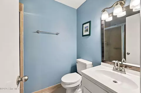 Bath - 309 Willowbrook Ct, New Bern, NC 28562 photo 3 of 4