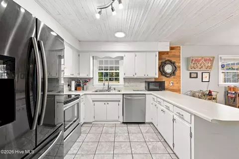Kitchen - 309 Willowbrook Ct, New Bern, NC 28562 photo 2 of 4