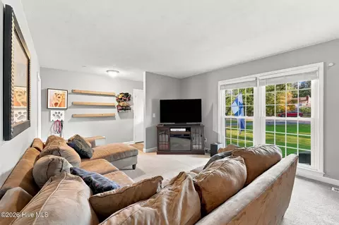 Living - 309 Willowbrook Ct, New Bern, NC 28562 photo 2 of 3