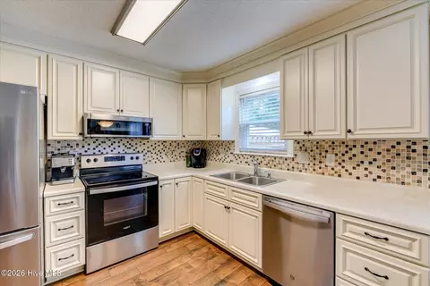 Kitchen - 537 Blue Ridge Xing, Evans, GA 30809 photo 2 of 4