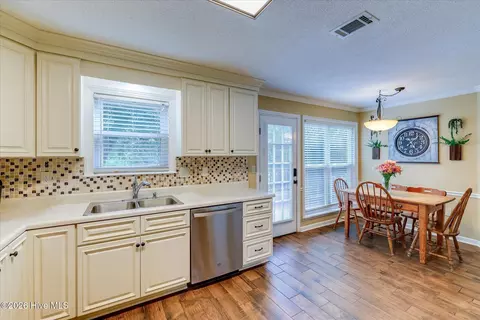 Kitchen - 537 Blue Ridge Xing, Evans, GA 30809 photo 3 of 4